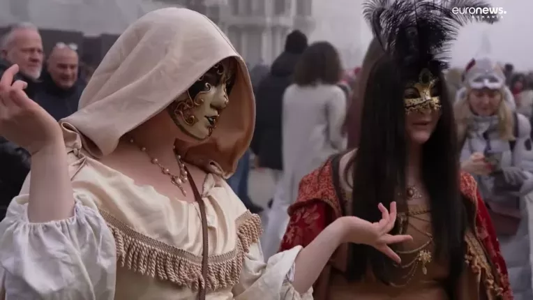 A inceput Carnavalul de la Venetia. Turistii s-au adunat in San Marco ca sa se bucure de festivitati