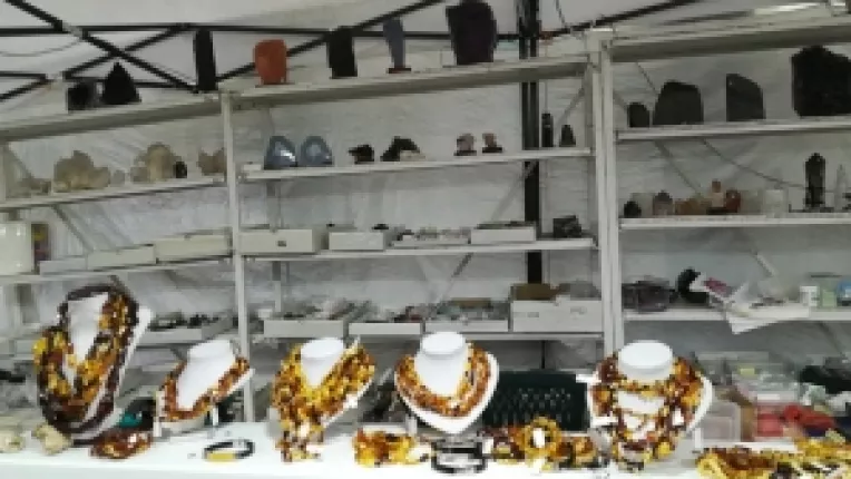 Anamaria Vidu: Bratari si pandantive mici de chihlimbar si larimar, la targul de cristale!