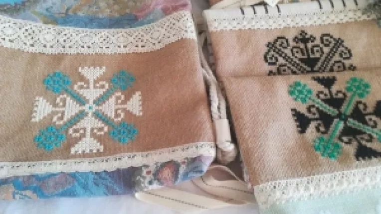 Bia a adus la targul din curtea MTR cu gentute, portofele si rucsaci