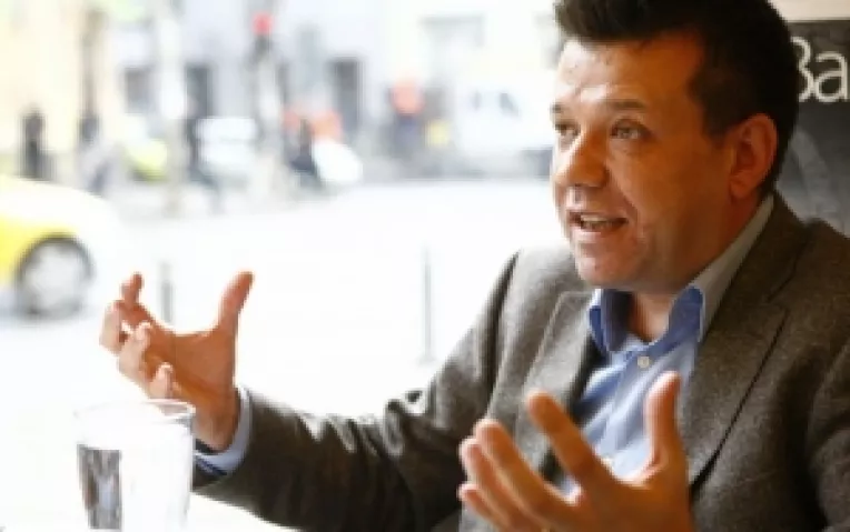 Bogdan O. Popescu, medic neurolog si poet: Pe mine poezia ma salveaza si sper sa-i salveze si pe altii