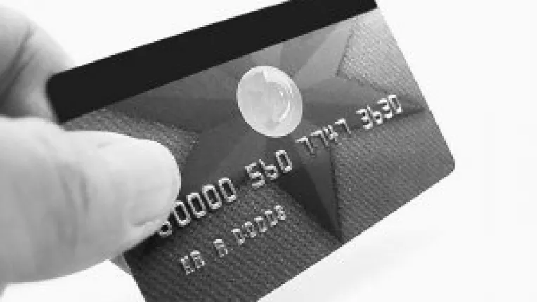 Cardurile de debit, mai slab promovate decat cele de credit