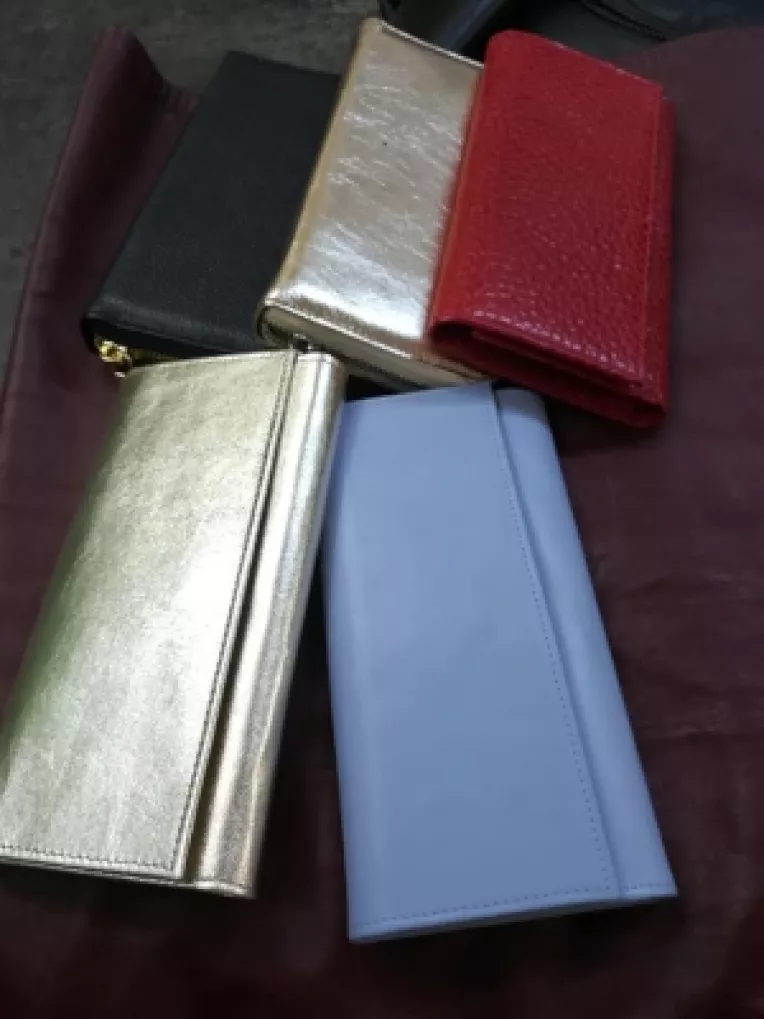 Gigi Marin si Nicu Rasina fac portofele de dame din piele in atelierul din Strada Lugoj, nr. 65, sector 1