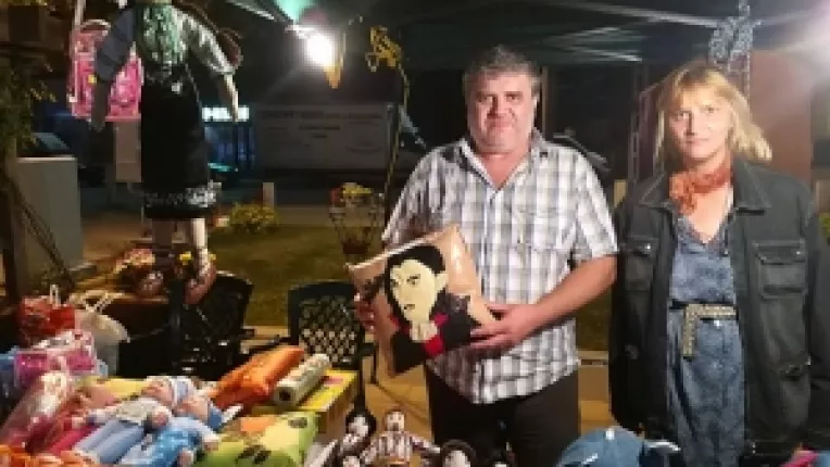 Iuliana si Georgel Rosoaga: "Animalute create din piele si papusi traditionale, la targul mesterilor populari din Piata Prefecturii din Calarasi!"