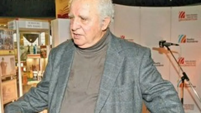 La hotarele posibilului : o carte in care Alecu Marciuc a strans articole, emisiuni si interviuri pe teme de OZN si civilizatii extraterestre