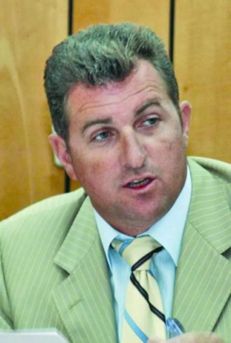 Printre glume proaste si intelegeri intre participantii la licitatia Ecoterm, firma lui Tucan si-a mai "tras" un teren pe malul marii in Navodari