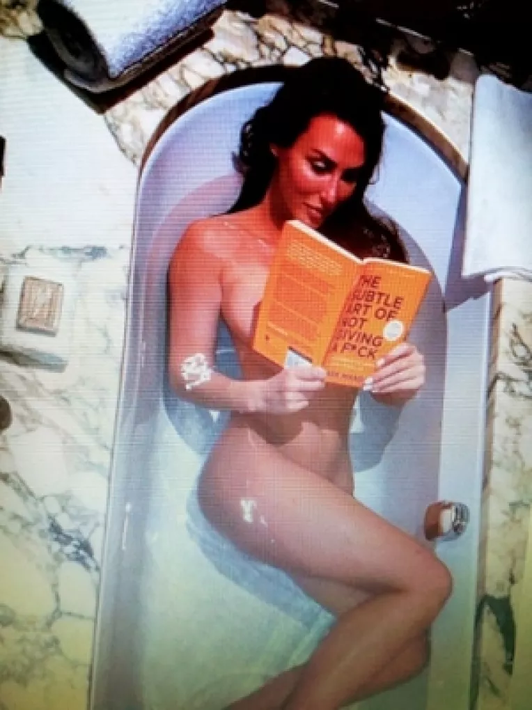 Proaspat izolata, Alice Goodwin citeste o carte, atunci cand face baie in cada