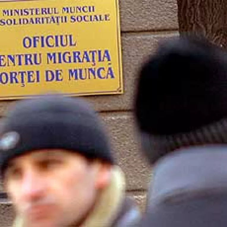 Românii muncesc in strainatate ca sa-si plateasca datoriile