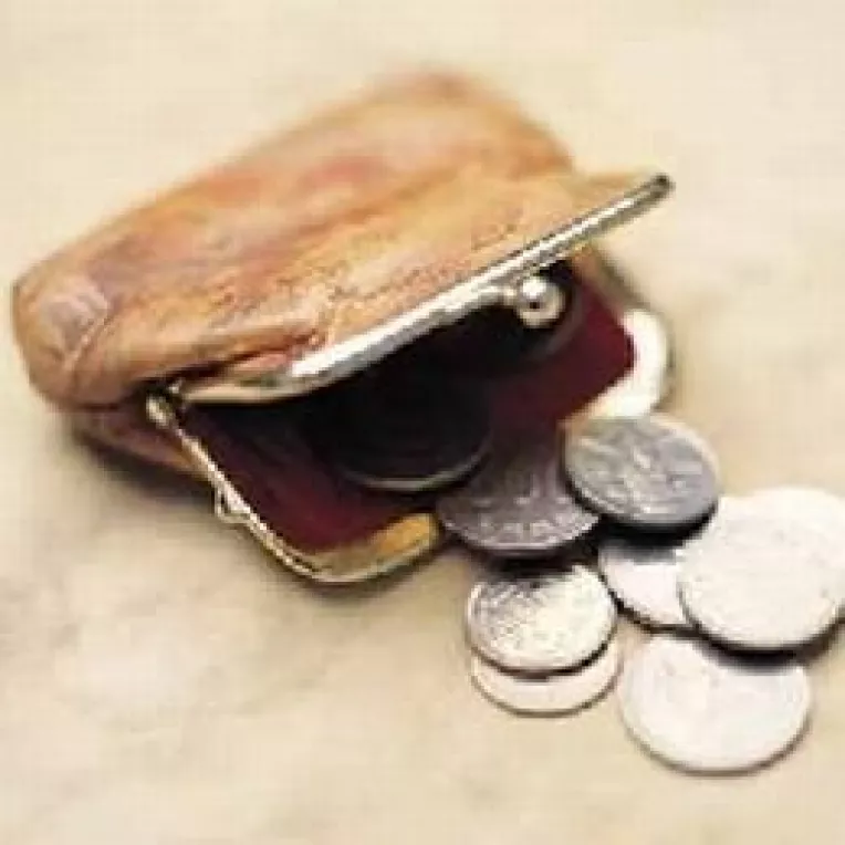 Salariul minim, majorat abia de la 1 octombrie cu 40 de lei