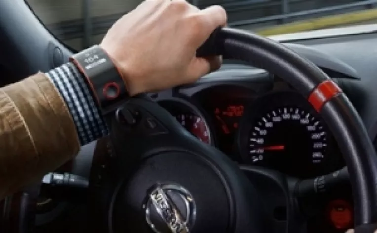 Un ceas inteligent conecteaza soferul la Nissan Nismo